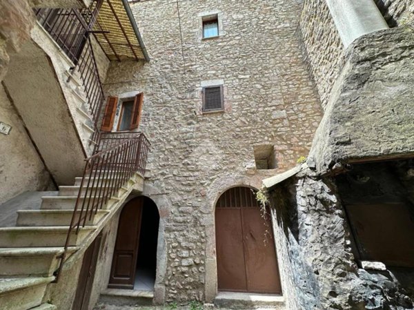 appartamento in vendita a Vallo di Nera in zona Piedipaterno