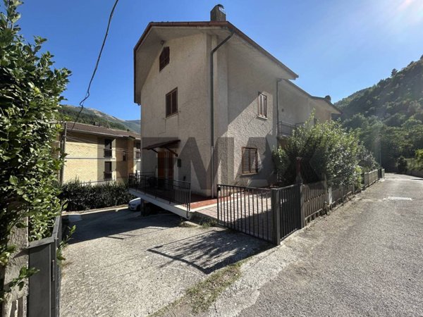 casa indipendente in vendita a Vallo di Nera in zona Piedipaterno