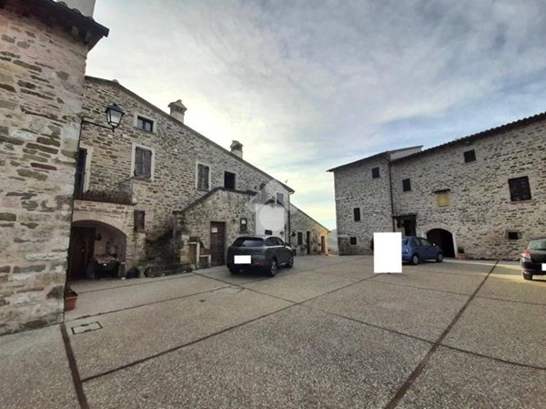 casa indipendente in vendita a Valtopina in zona Giove