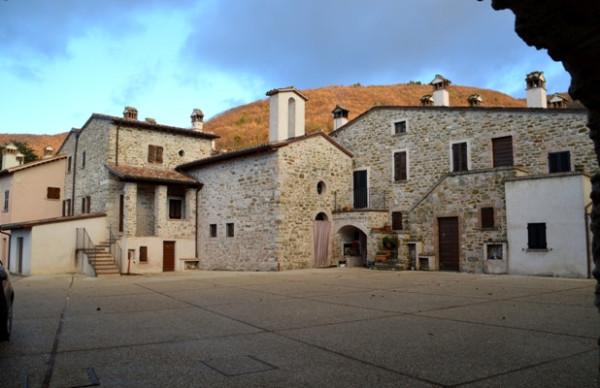 casa indipendente in vendita a Valtopina in zona Giove