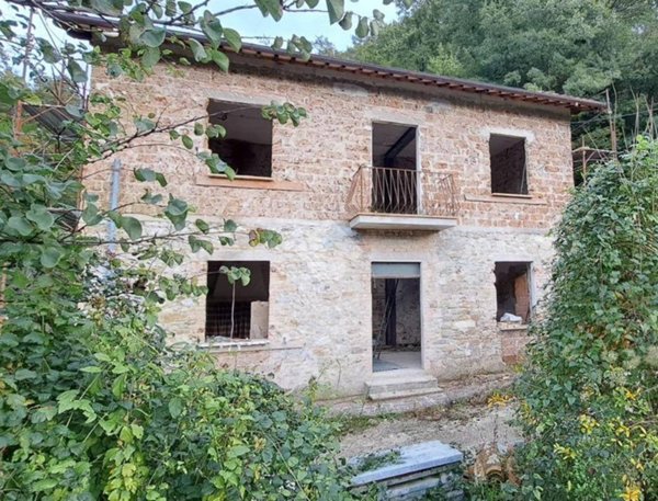 casa indipendente in vendita a Valtopina in zona Collebudino