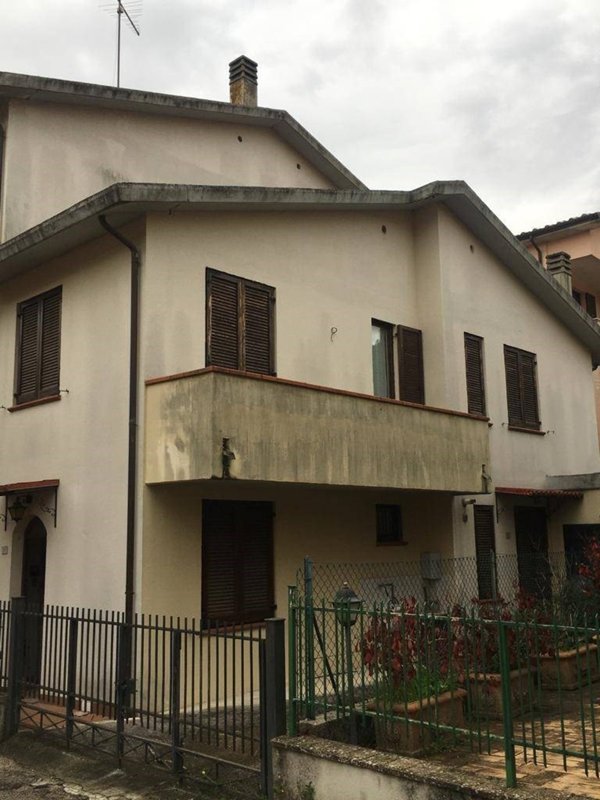 casa indipendente in vendita a Valtopina