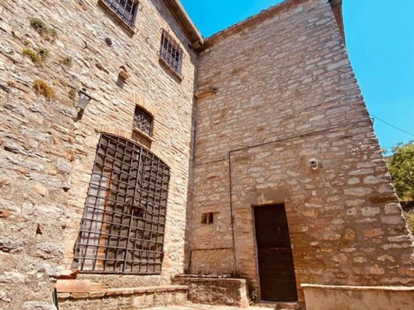 casa indipendente in vendita a Valtopina in zona Poggio