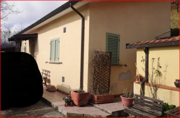 appartamento in vendita a Valtopina in zona Balciano