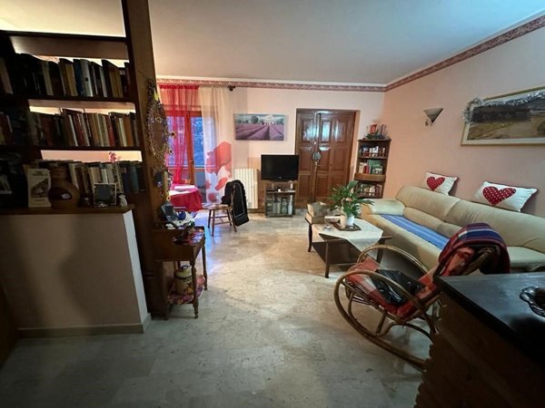 casa indipendente in vendita a Valtopina