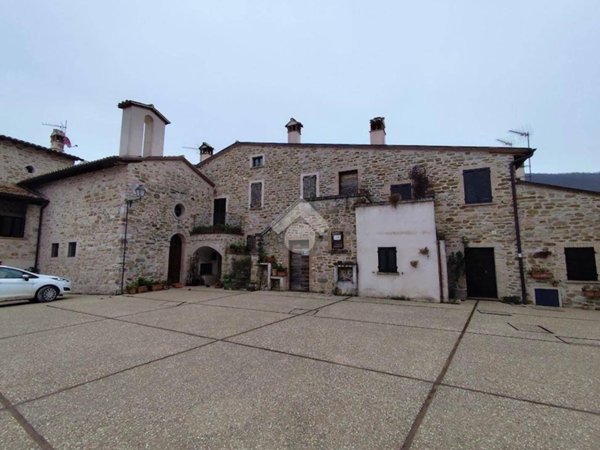 casa indipendente in vendita a Valtopina in zona Giove