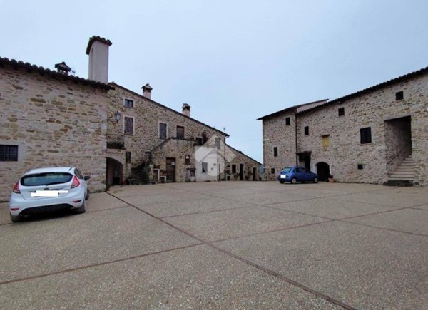 casa indipendente in vendita a Valtopina in zona Giove