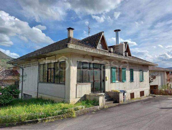 casa indipendente in vendita a Valtopina