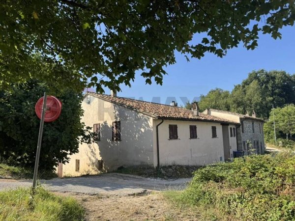 casale in vendita a Valtopina