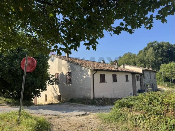 casale in vendita a Valtopina in zona Collebudino