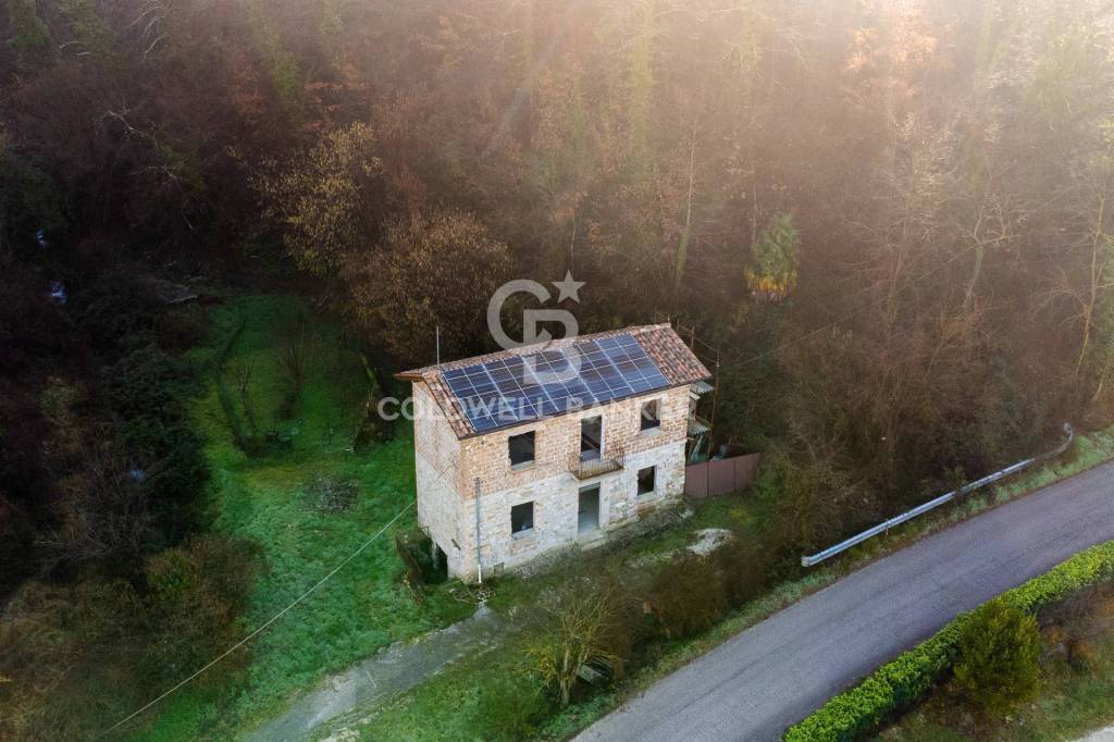 casa indipendente in vendita a Valtopina