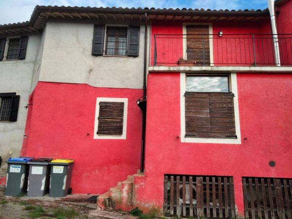 casa semindipendente in vendita a Valtopina