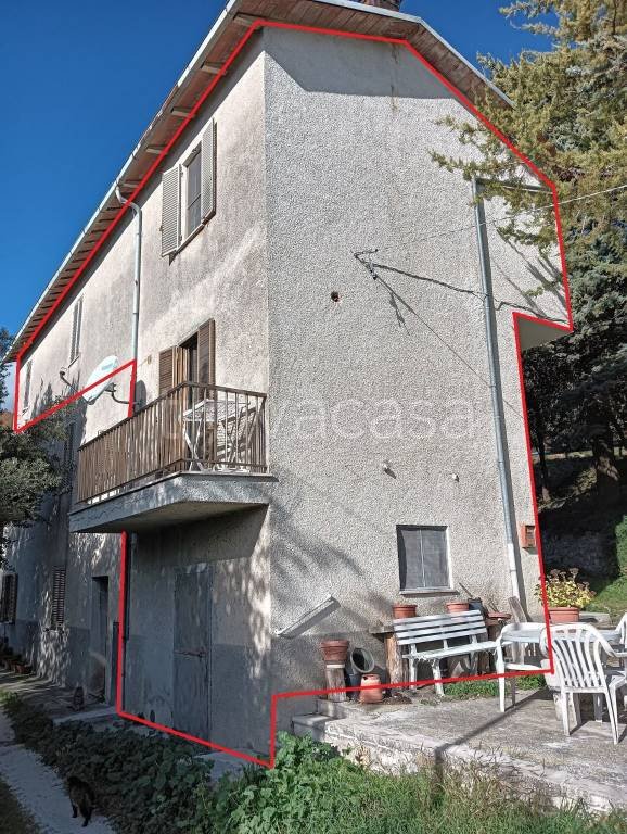 appartamento in vendita a Valtopina in zona Pasano