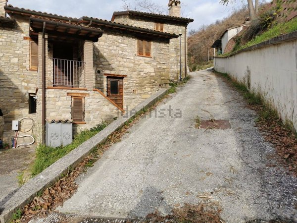 casa indipendente in vendita a Valtopina