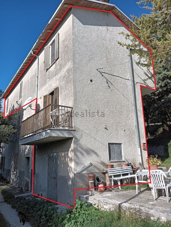 appartamento in vendita a Valtopina in zona Pasano