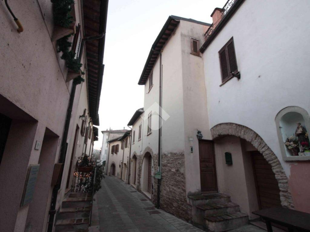 casa indipendente in vendita a Valtopina