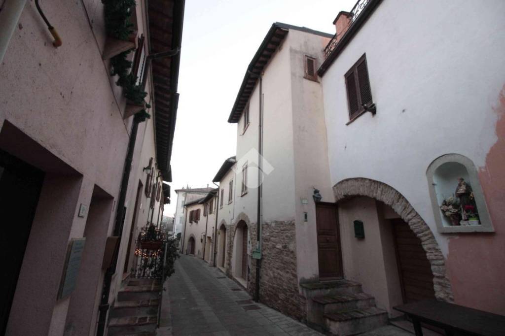 casa indipendente in vendita a Valtopina