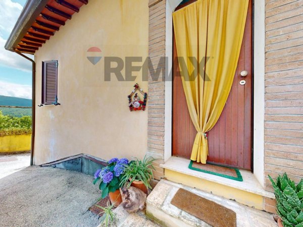 casa indipendente in vendita a Valtopina in zona Collebudino