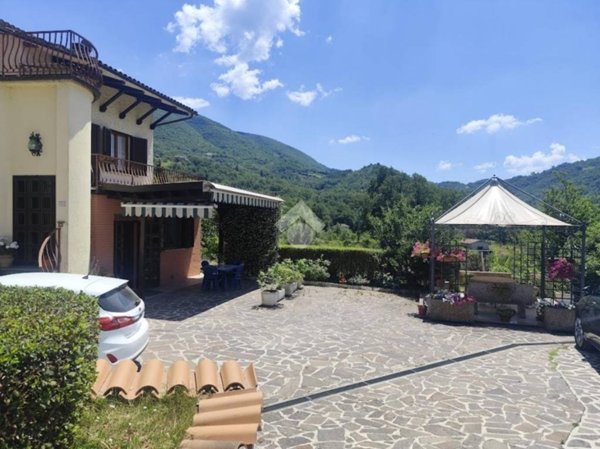 casa indipendente in vendita a Valtopina