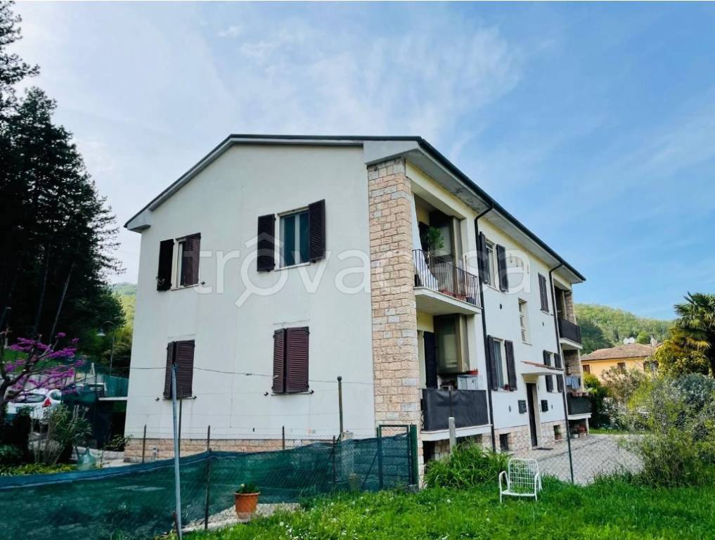 appartamento in vendita a Valtopina in zona Giove