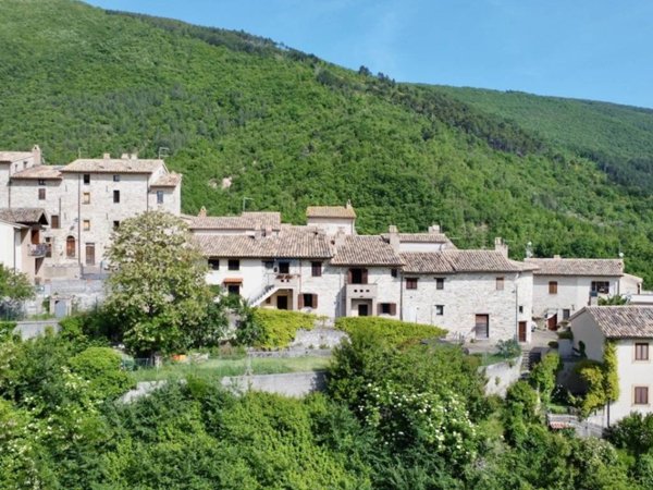 appartamento in vendita a Valtopina in zona Sasso