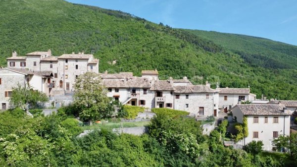appartamento in vendita a Valtopina in zona Sasso