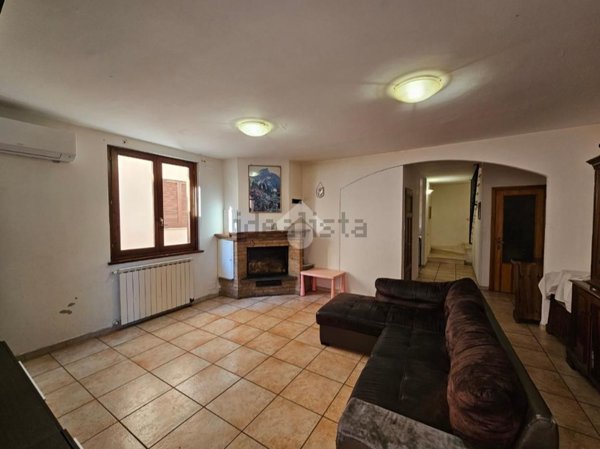casa indipendente in vendita a Valtopina in zona Giove