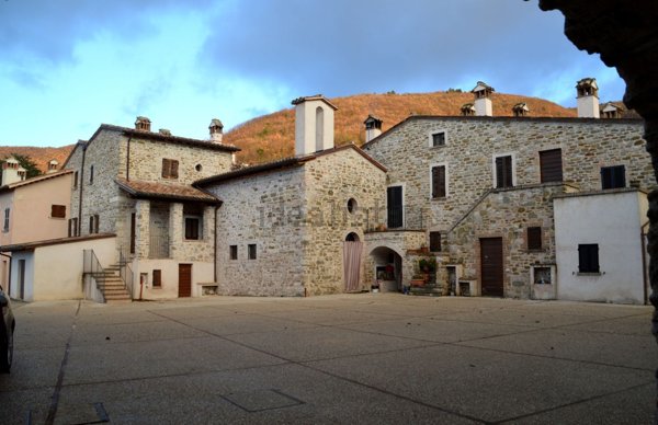 casale in vendita a Valtopina