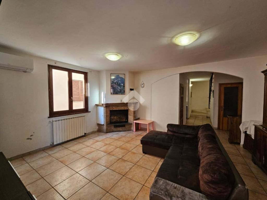 casa indipendente in vendita a Valtopina in zona Giove