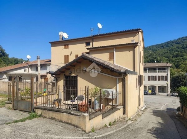 casa indipendente in vendita a Valtopina in zona Giove