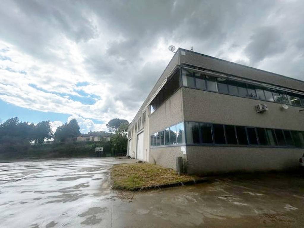 locale commerciale in vendita ad Acquasparta