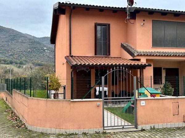 casa indipendente in vendita ad Acquasparta