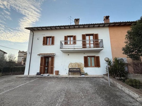 casa indipendente in vendita ad Acquasparta in zona Casigliano