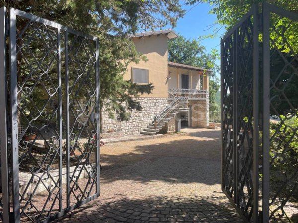 casa indipendente in vendita ad Acquasparta in zona Casteldelmonte