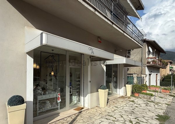 locale commerciale in vendita ad Acquasparta