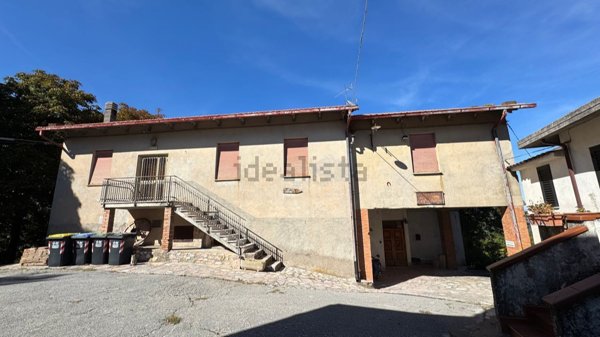 locale commerciale in vendita ad Acquasparta