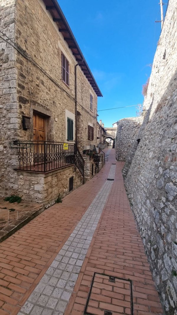 appartamento in vendita ad Acquasparta in zona Portaria