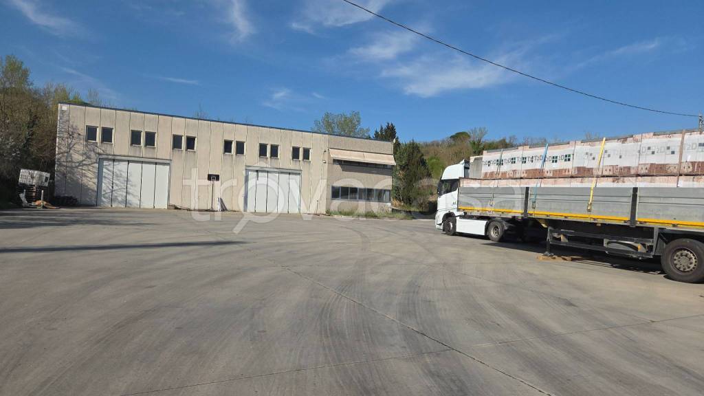 locale commerciale in vendita ad Acquasparta in zona Casigliano