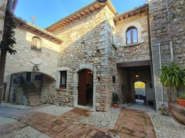 casa indipendente in vendita ad Acquasparta in zona Firenzuola