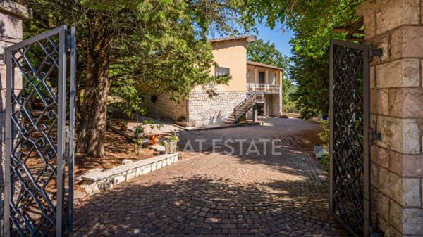 casa indipendente in vendita ad Acquasparta in zona Casteldelmonte