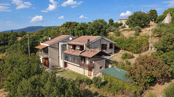 casa indipendente in vendita ad Acquasparta in zona Casteldelmonte