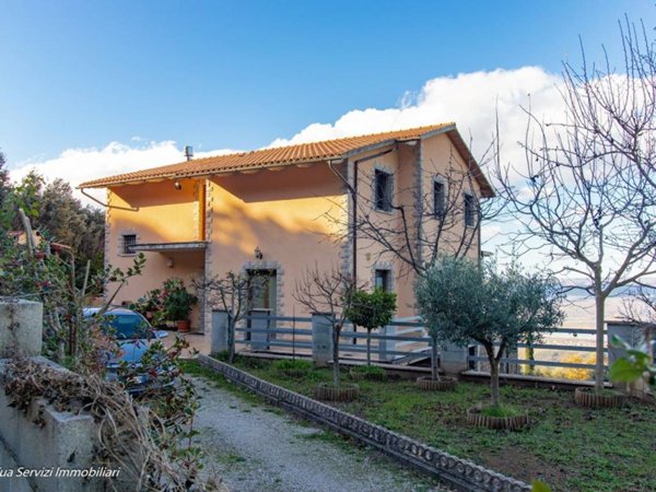 casa indipendente in vendita ad Alviano