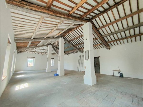 locale di sgombero in vendita ad Amelia