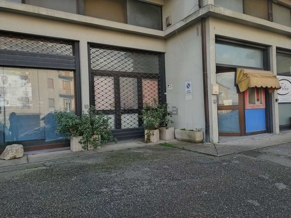 locale commerciale in vendita ad Amelia