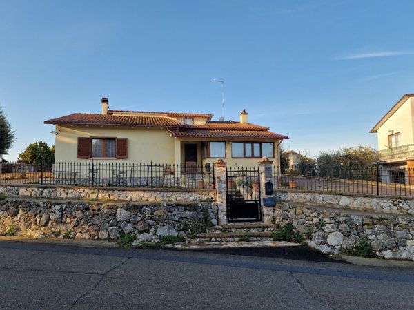 casa indipendente in vendita ad Amelia