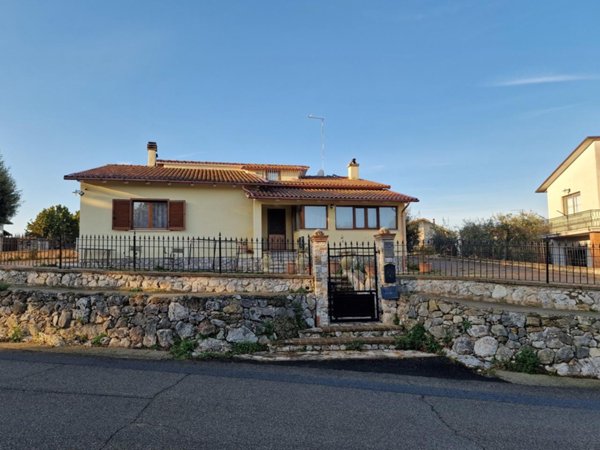 casa indipendente in vendita ad Amelia