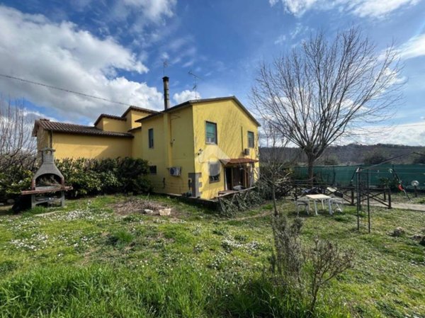 casa indipendente in vendita ad Amelia
