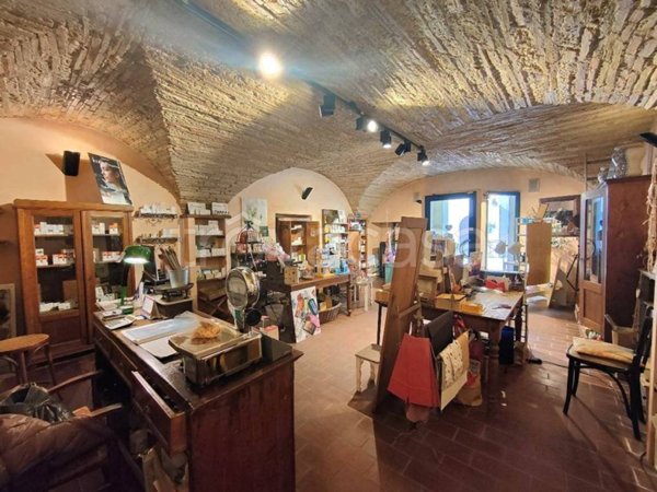 locale commerciale in vendita ad Amelia