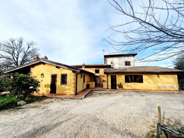 casa indipendente in vendita ad Amelia