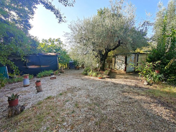 locale di sgombero in vendita ad Amelia